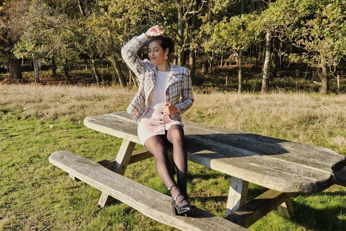 vrouw in klassieke kleding op picknick bank
