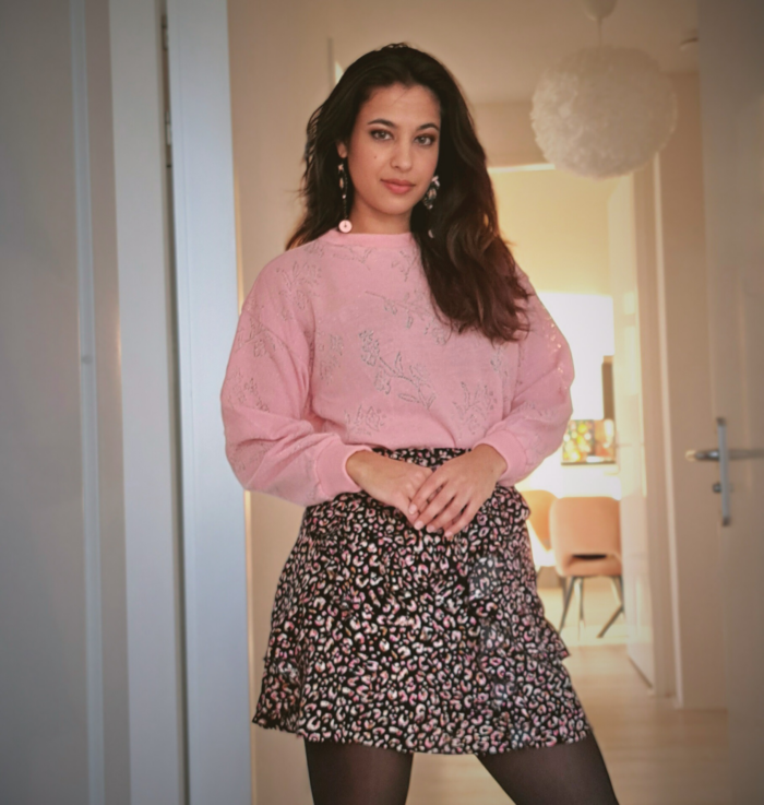 Lichtroze vintage truitje met zilveren bloemen | M