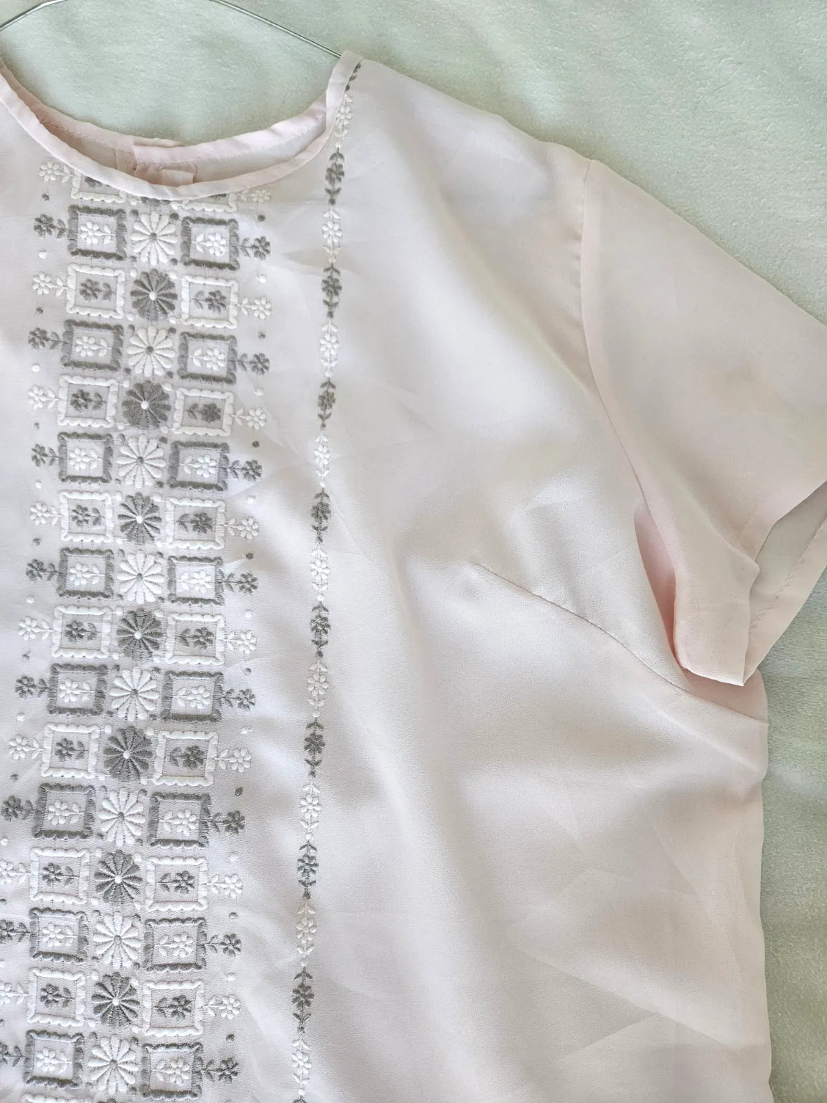 Lichtroze vintage top met borduursels | L