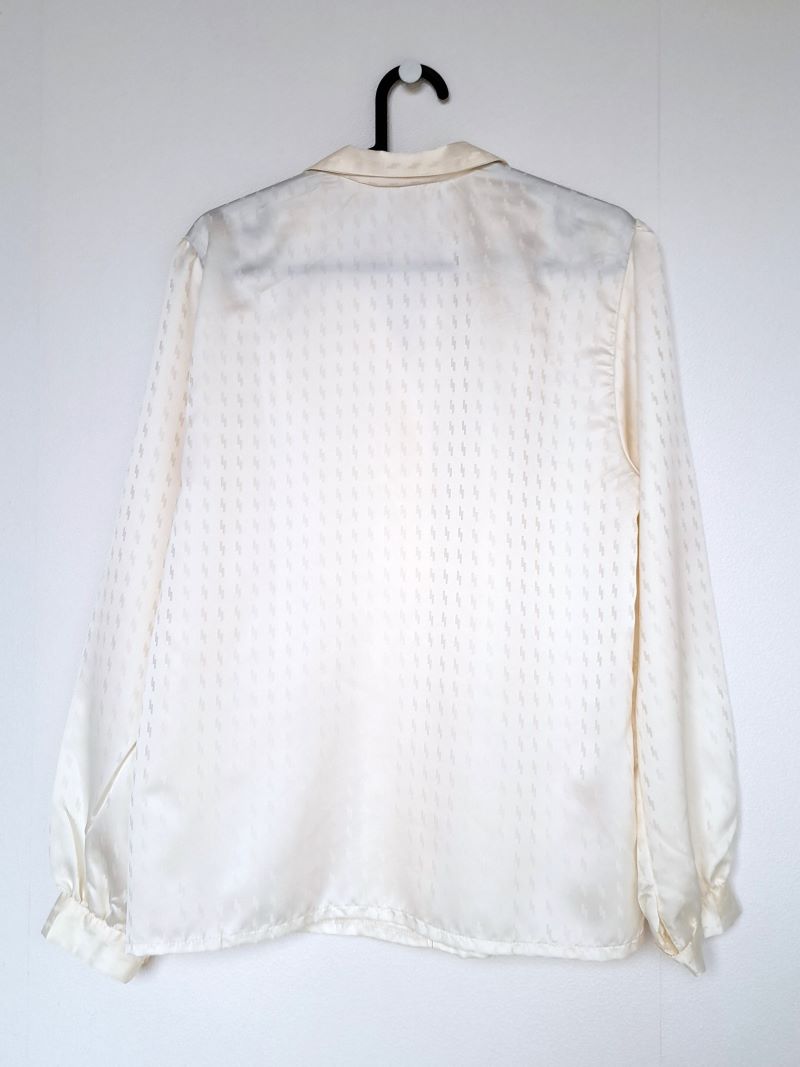 witte zijden blouse