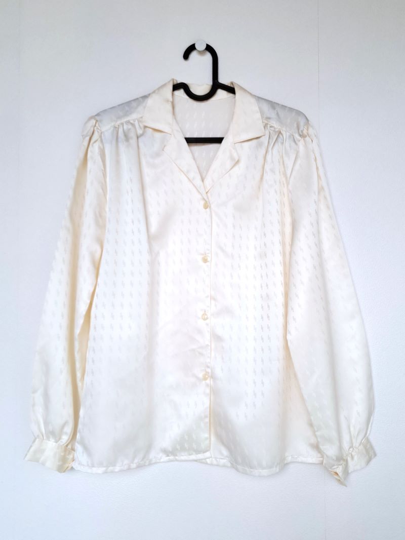witte zijden blouse