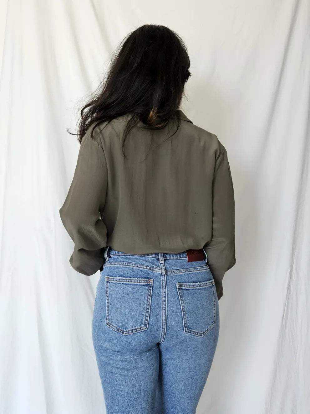 Olijfkleurige 100% zijden blouse | L
