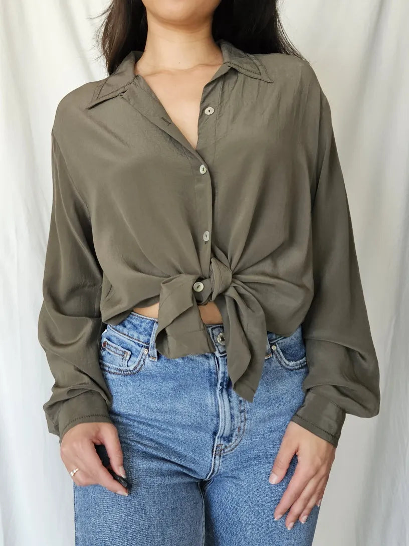 Olijfkleurige 100% zijden blouse | L