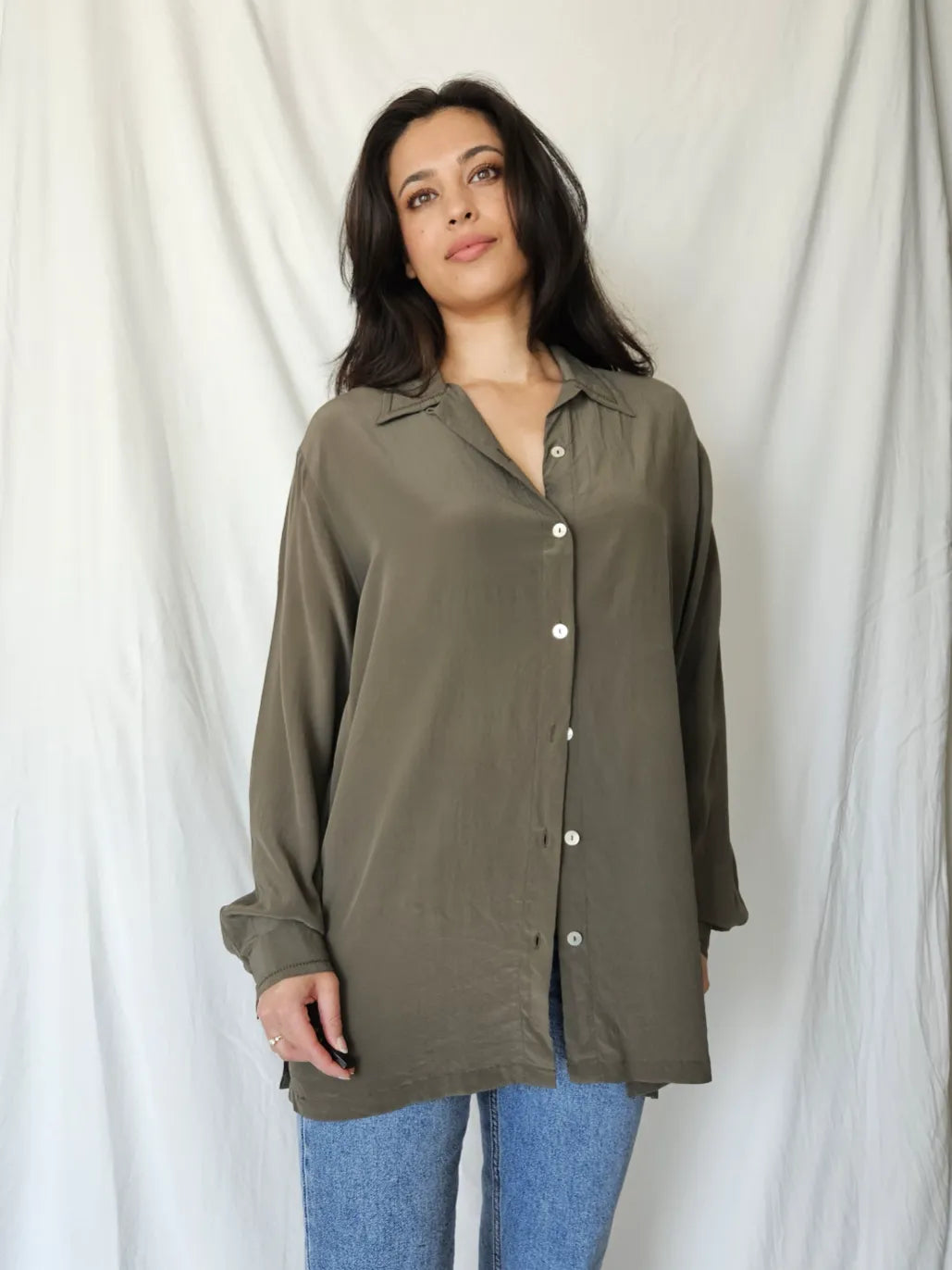 Olijfkleurige 100% zijden blouse | L