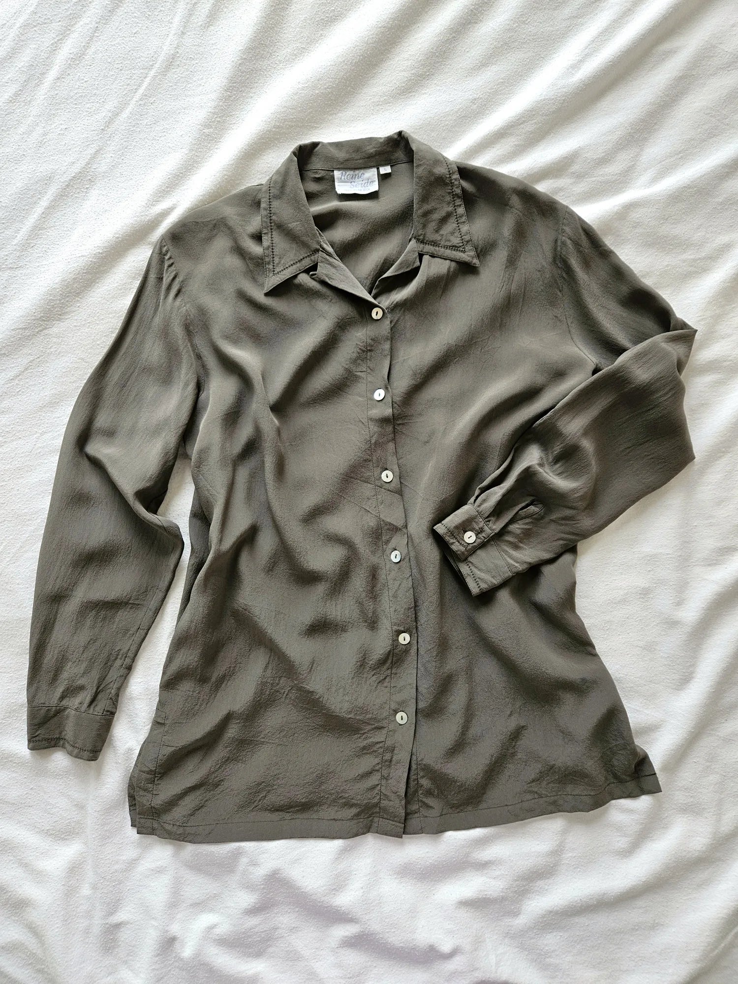 Olijfkleurige 100% zijden blouse | L