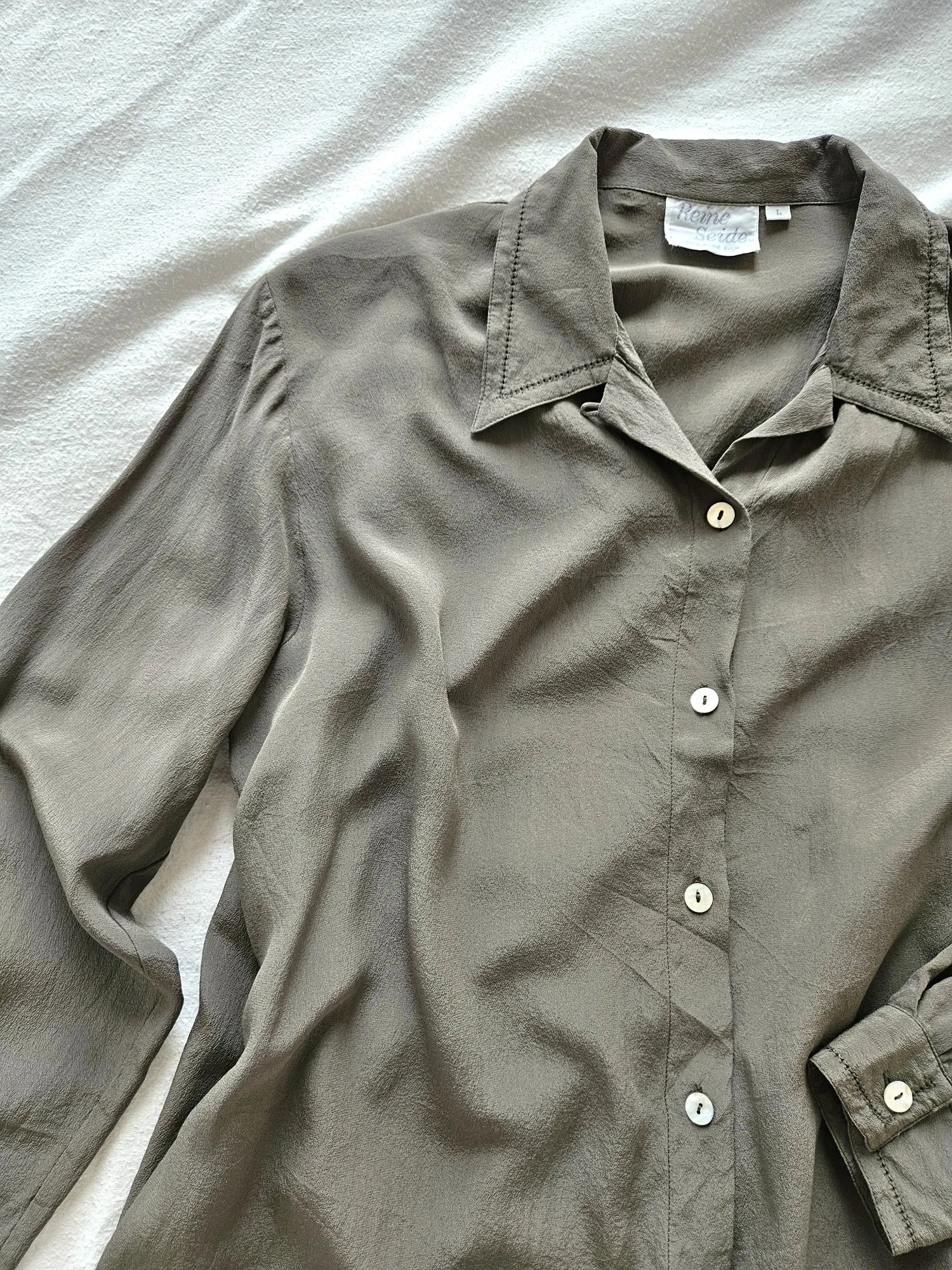 Olijfkleurige 100% zijden blouse | L