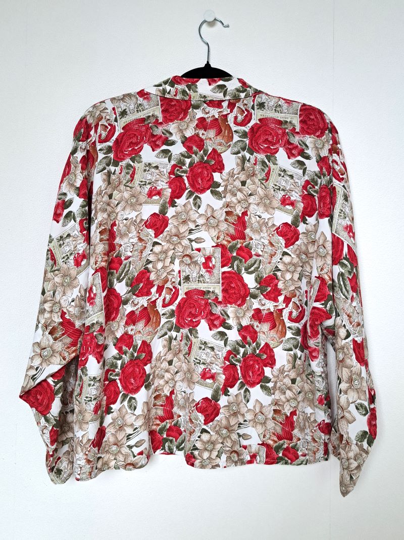blouse met rode rozen