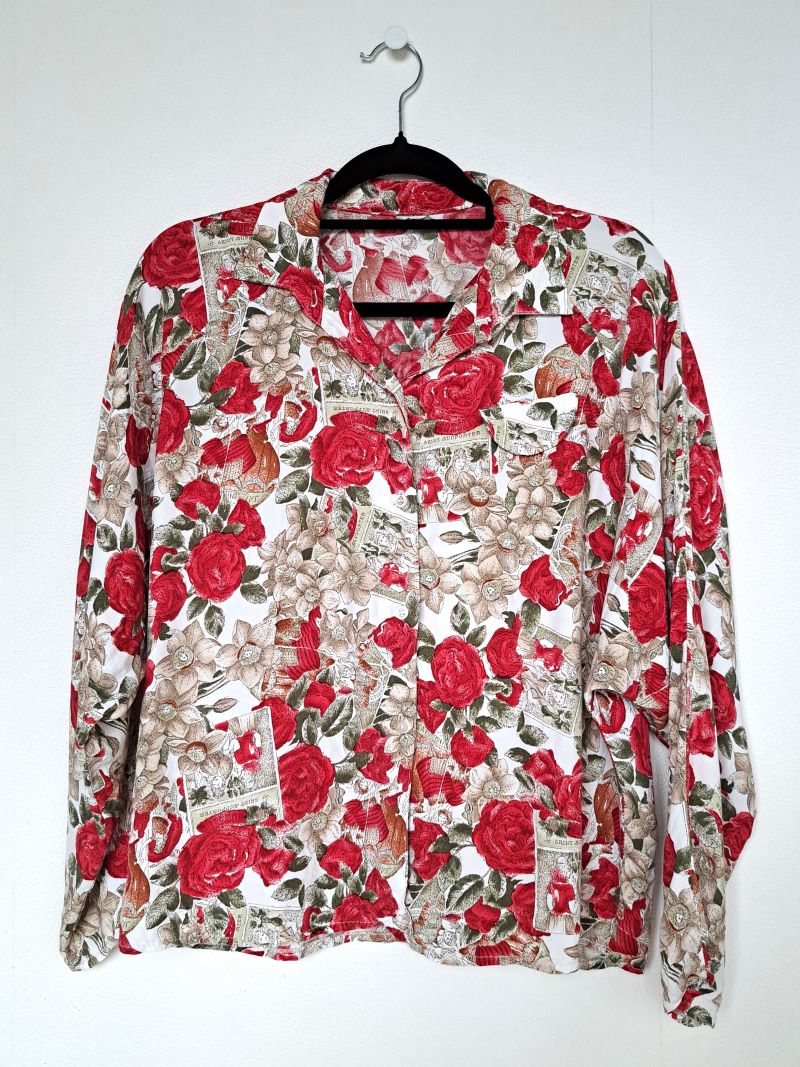blouse met rode rozen