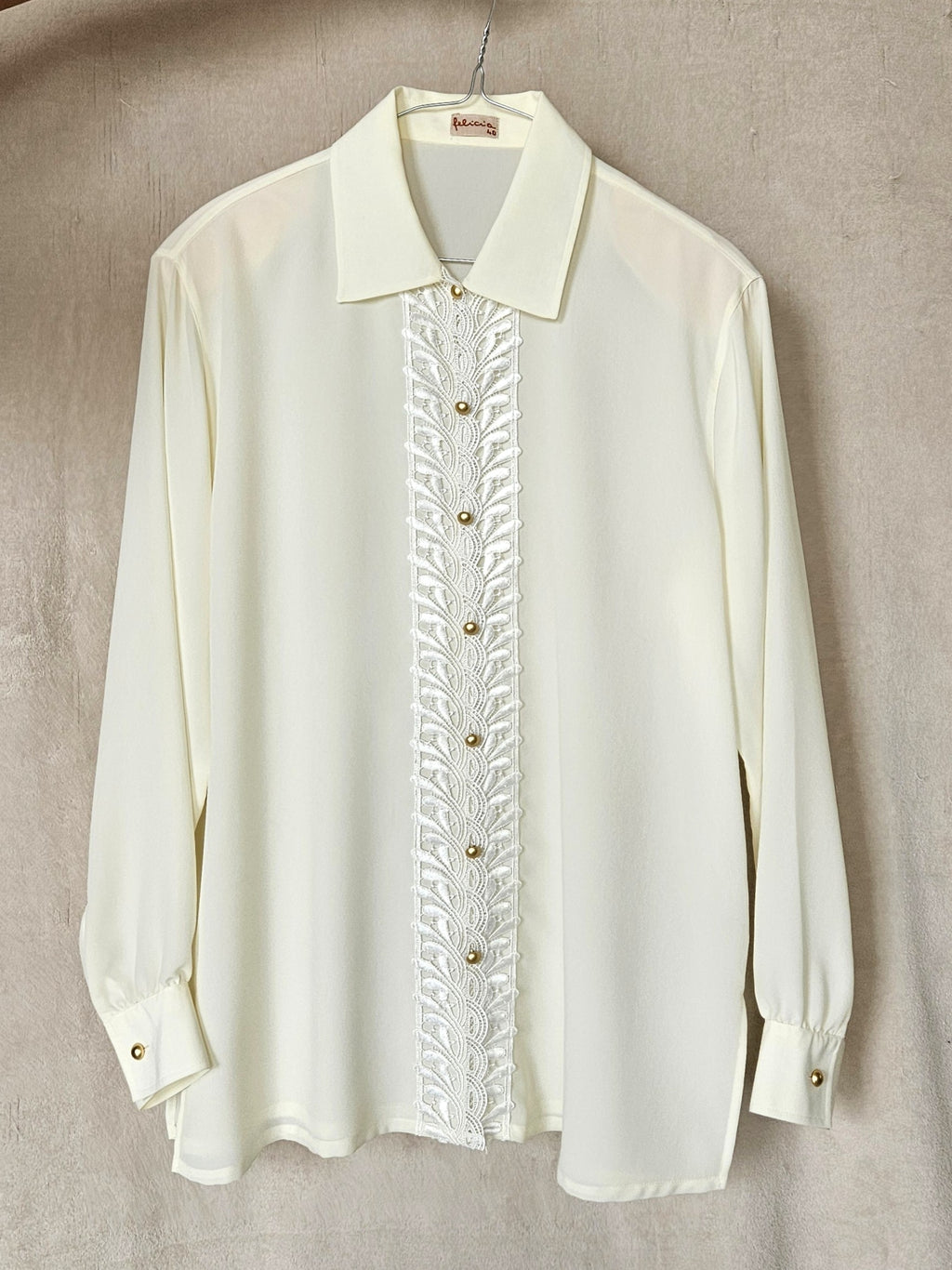 Pastelgele vintage blouse met kant en gouden knopen | XL