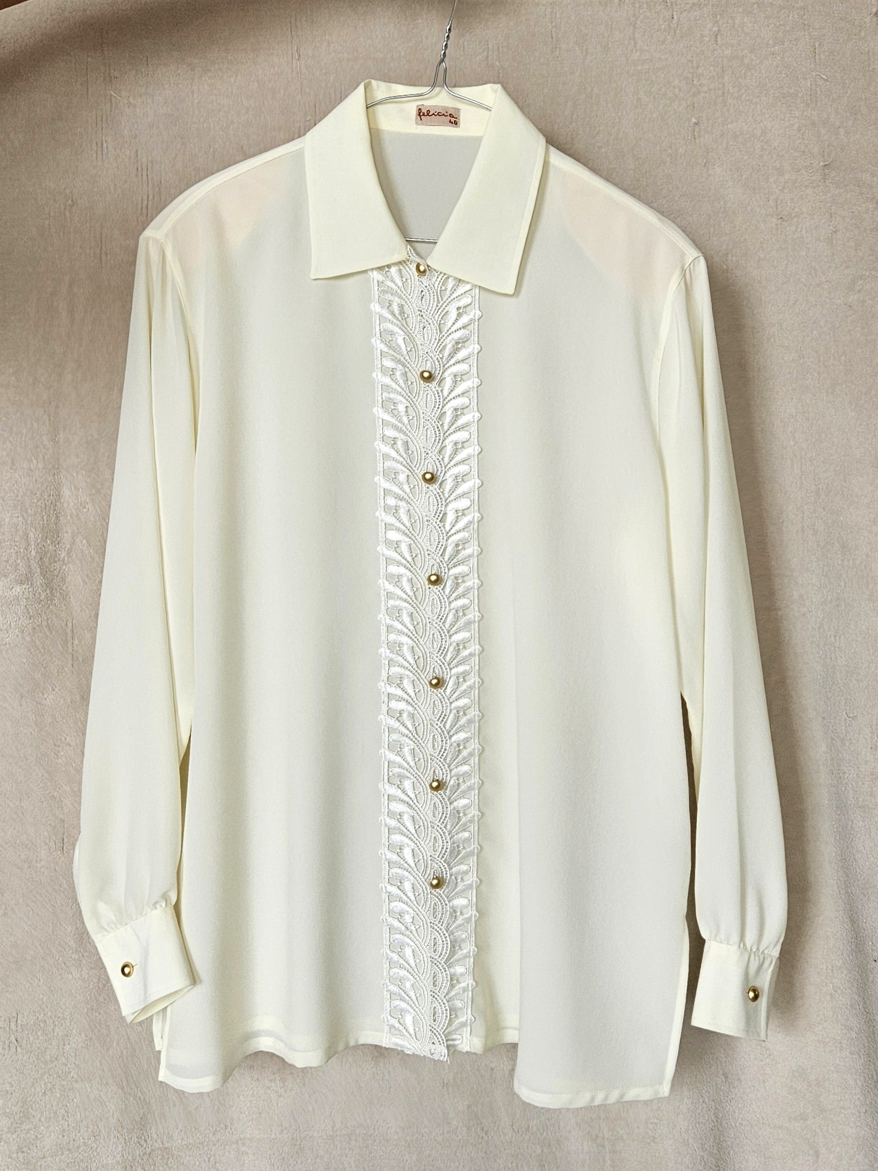 Pastelgele vintage blouse met kant en gouden knopen | XL