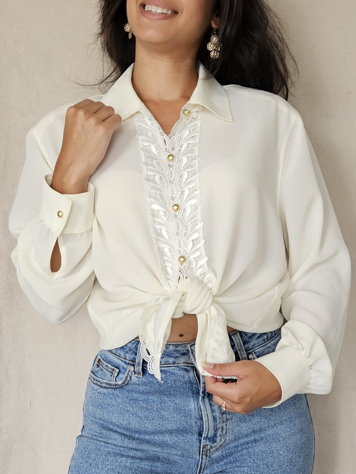 Pastelgele vintage blouse met kant en gouden knopen | XL