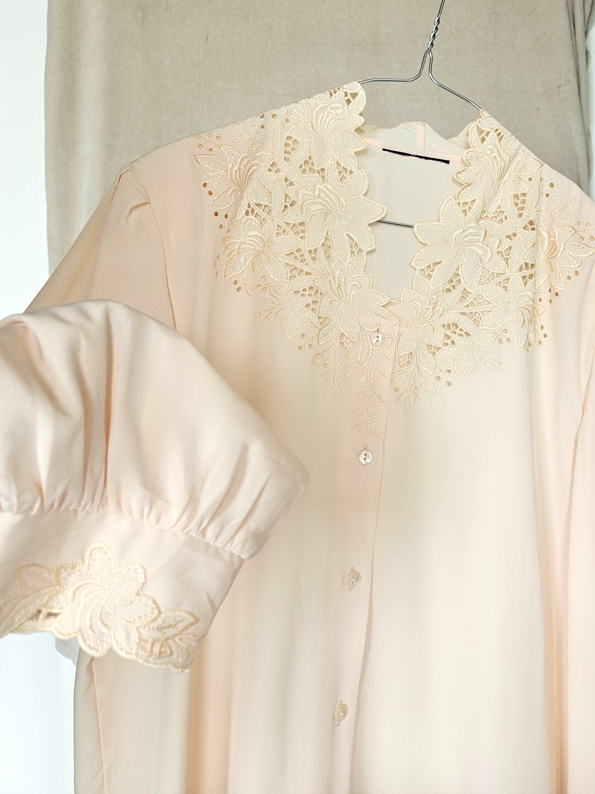 Pasteloranje vintage blouse met kanten versieringen | XL