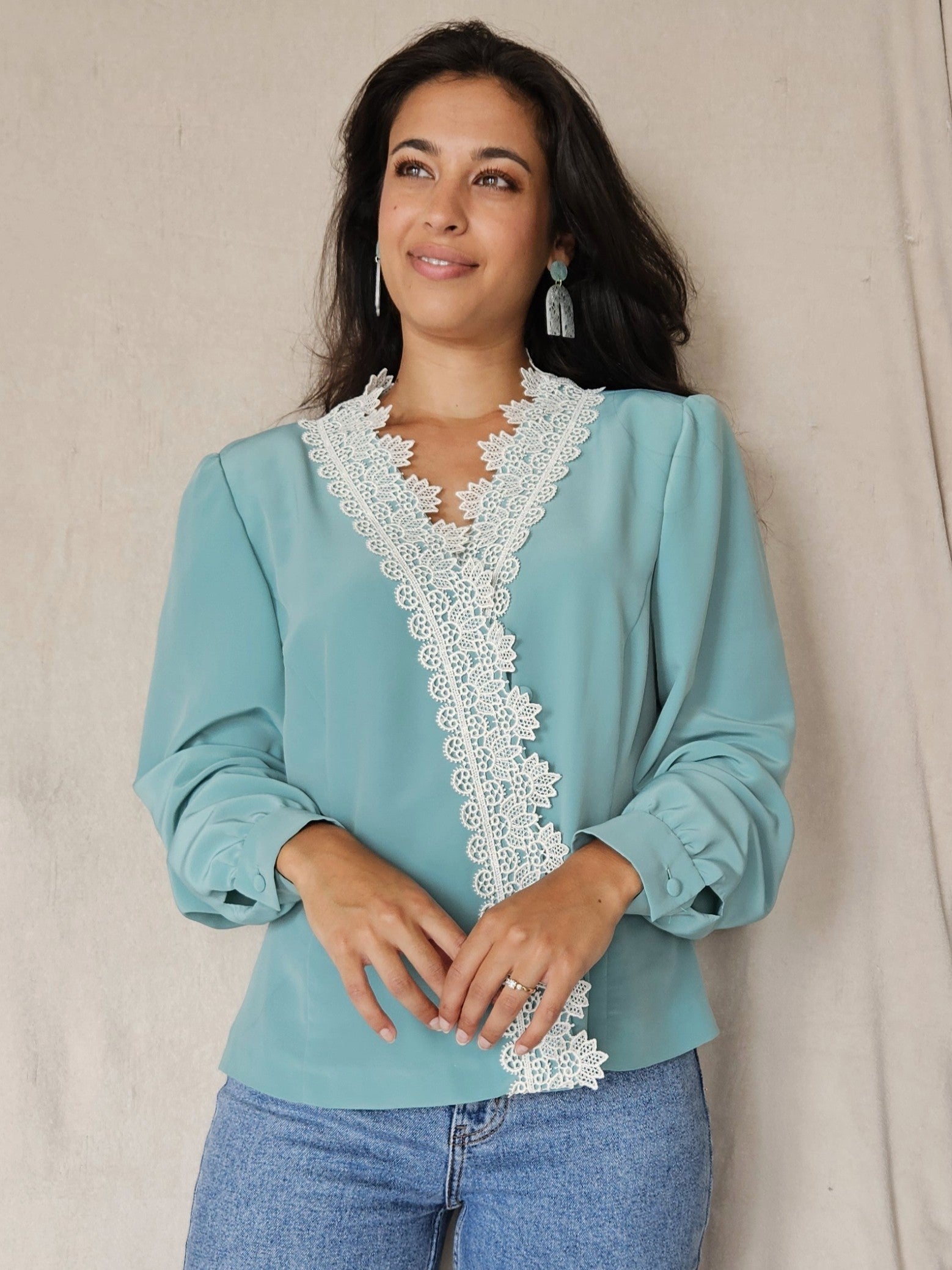 Handwerk azuurblauwe vintage blouse met wit kant | L