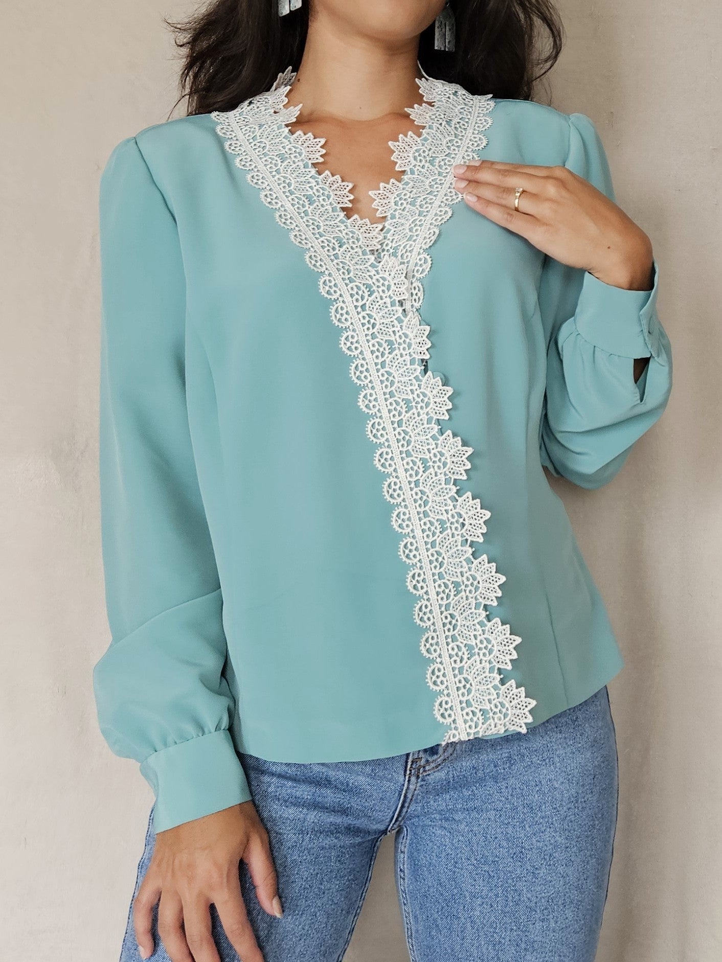Handwerk azuurblauwe vintage blouse met wit kant | L