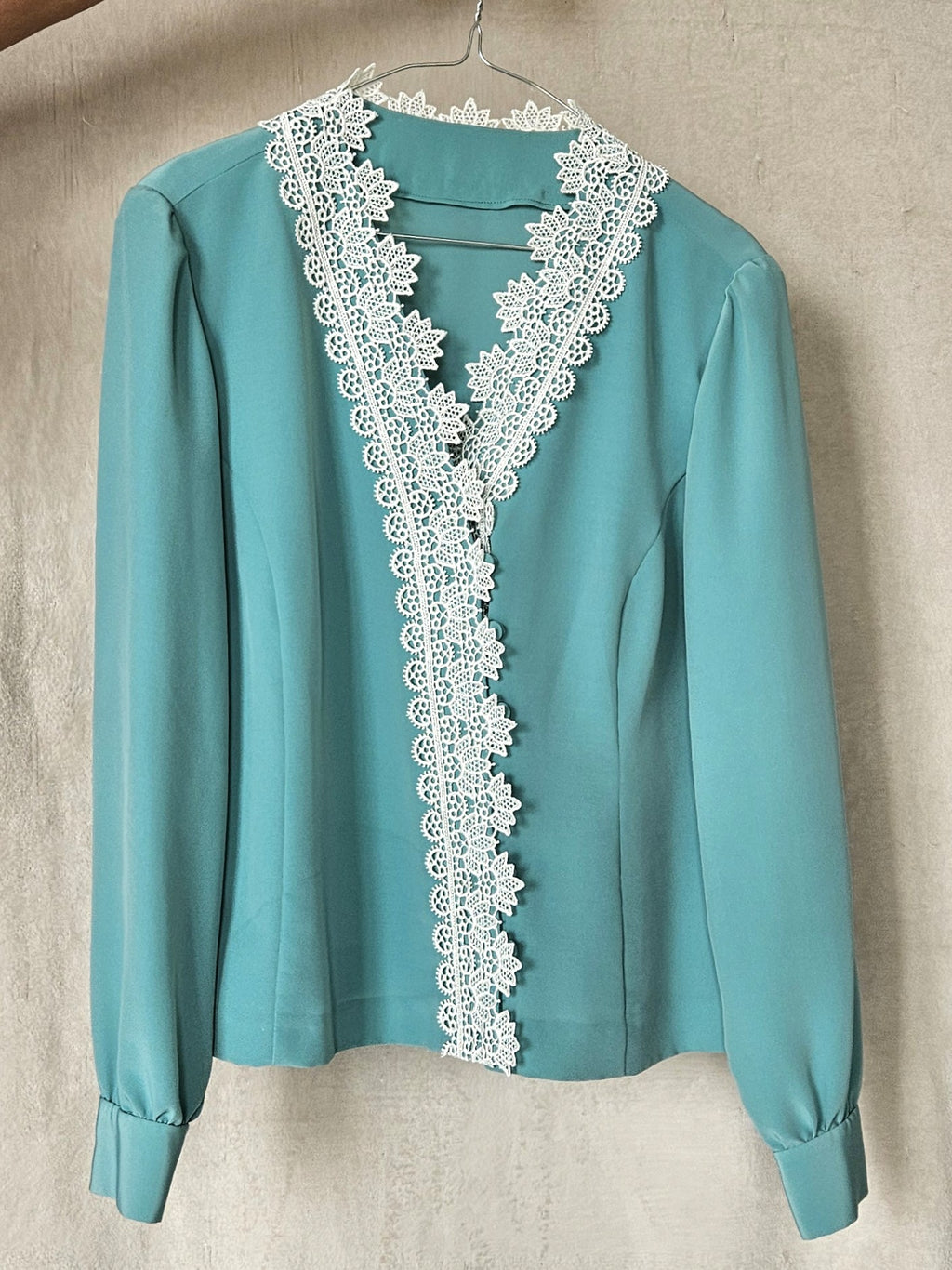 Handwerk azuurblauwe vintage blouse met wit kant | L