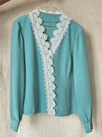 Handwerk azuurblauwe vintage blouse met wit kant | L