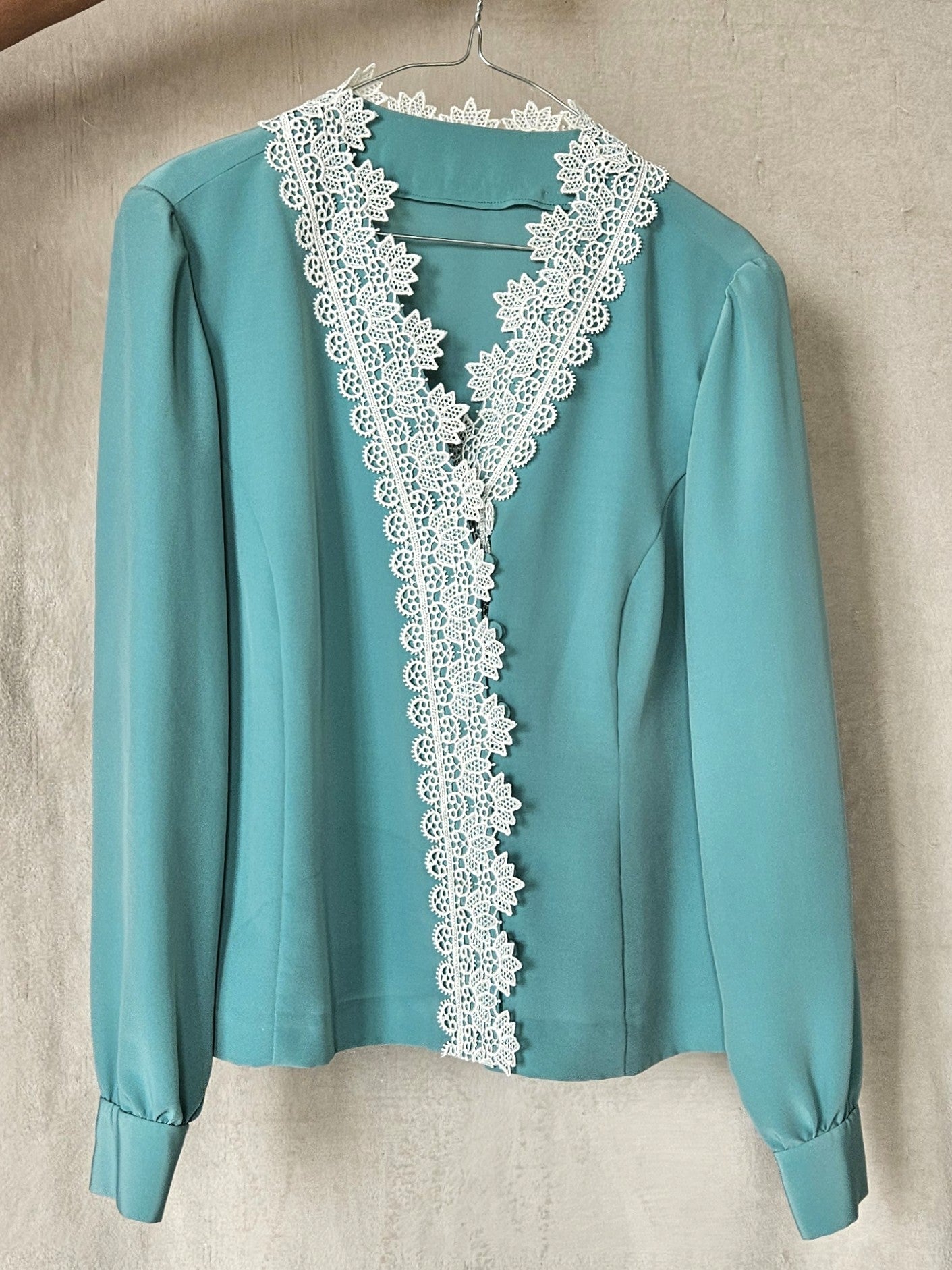 Handwerk azuurblauwe vintage blouse met wit kant | L