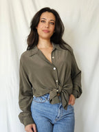Olijfkleurige 100% zijden blouse | L