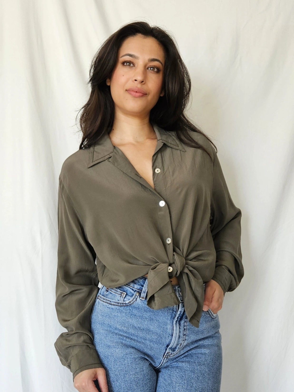 Olijfkleurige 100% zijden blouse | L