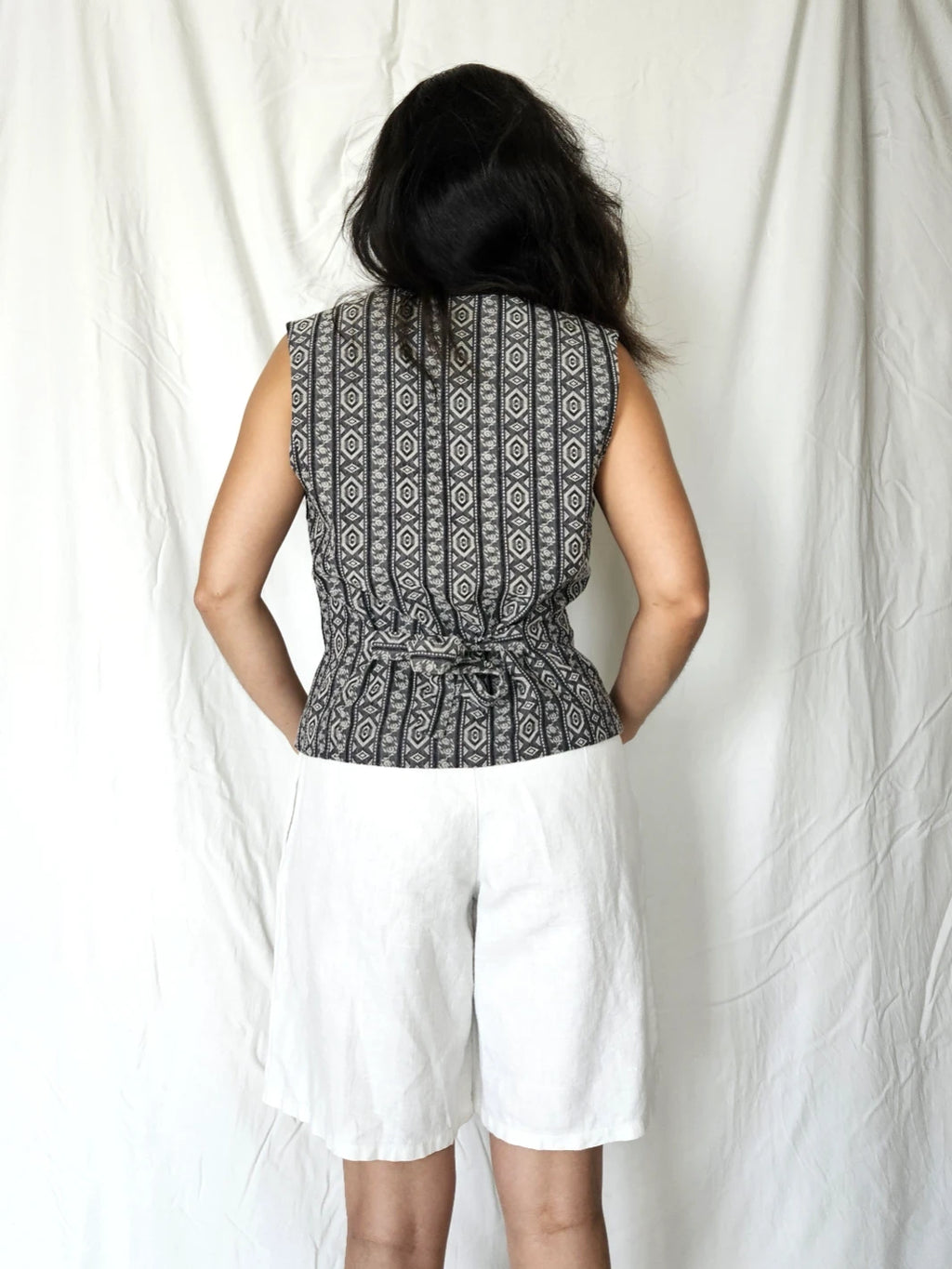 Katoenen vintage gilet met witte borduursels | M/L