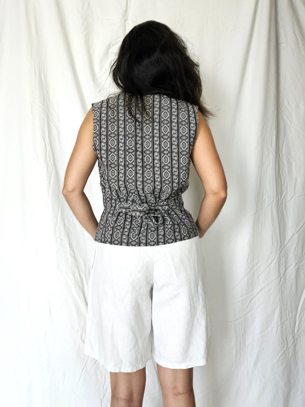 Katoenen vintage gilet met witte borduursels | M/L