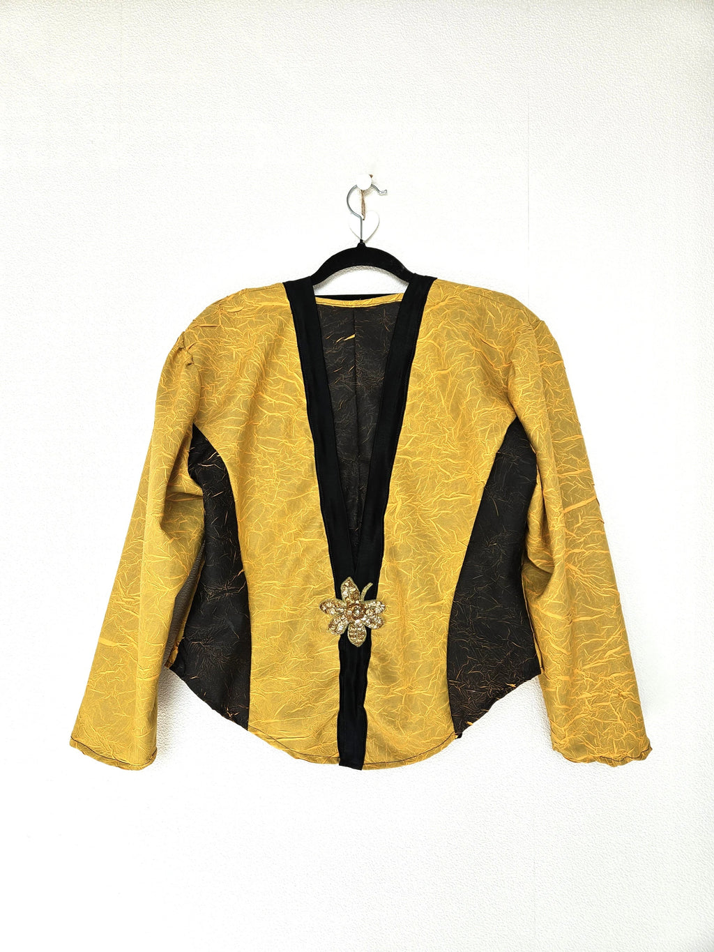 Okergeel crèpe vintage jasje met applicatie | L