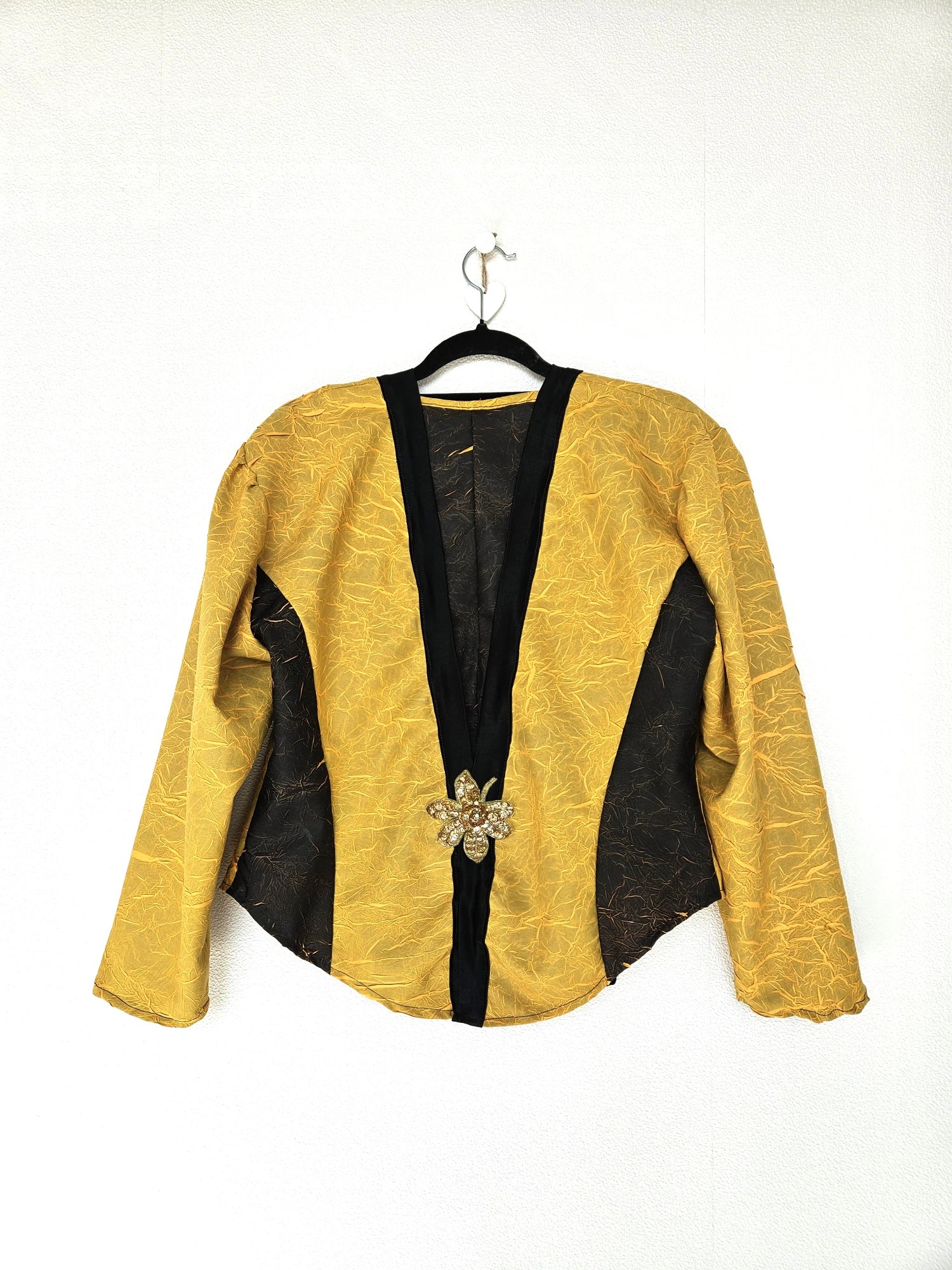 Okergeel crèpe vintage jasje met applicatie | L
