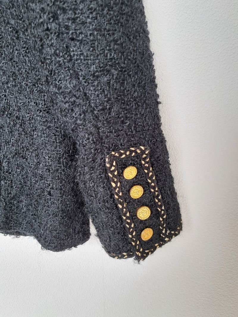 zwart jasje met gouden knopen