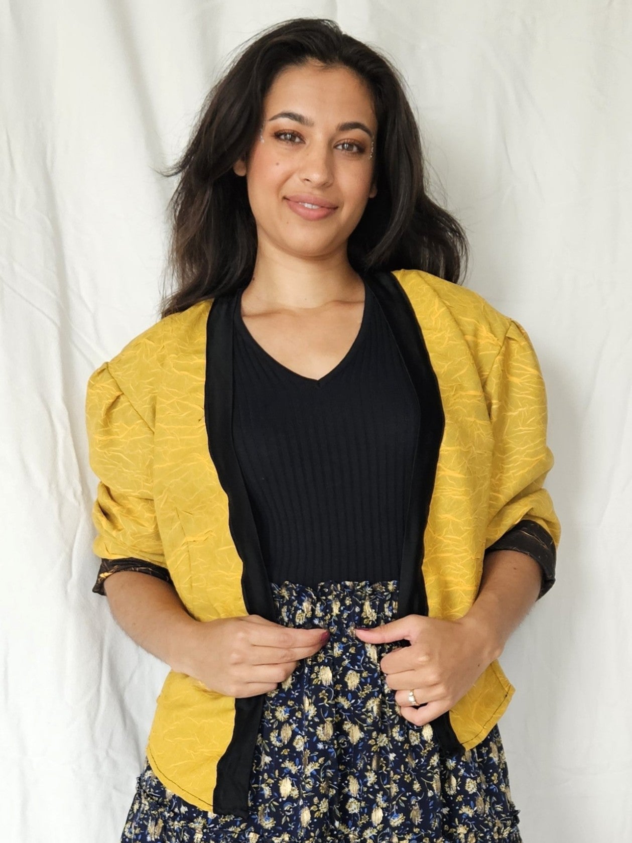 Okergeel crèpe vintage jasje met applicatie | L