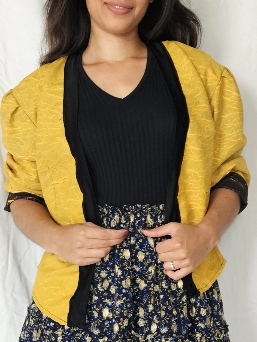 Okergeel crêpe vintage jasje met applicatie | L