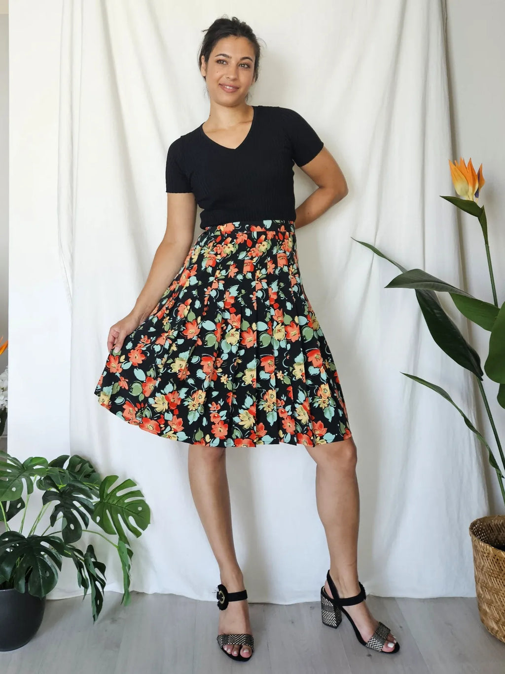 Korte zwarte vintage rok met bloemen | L