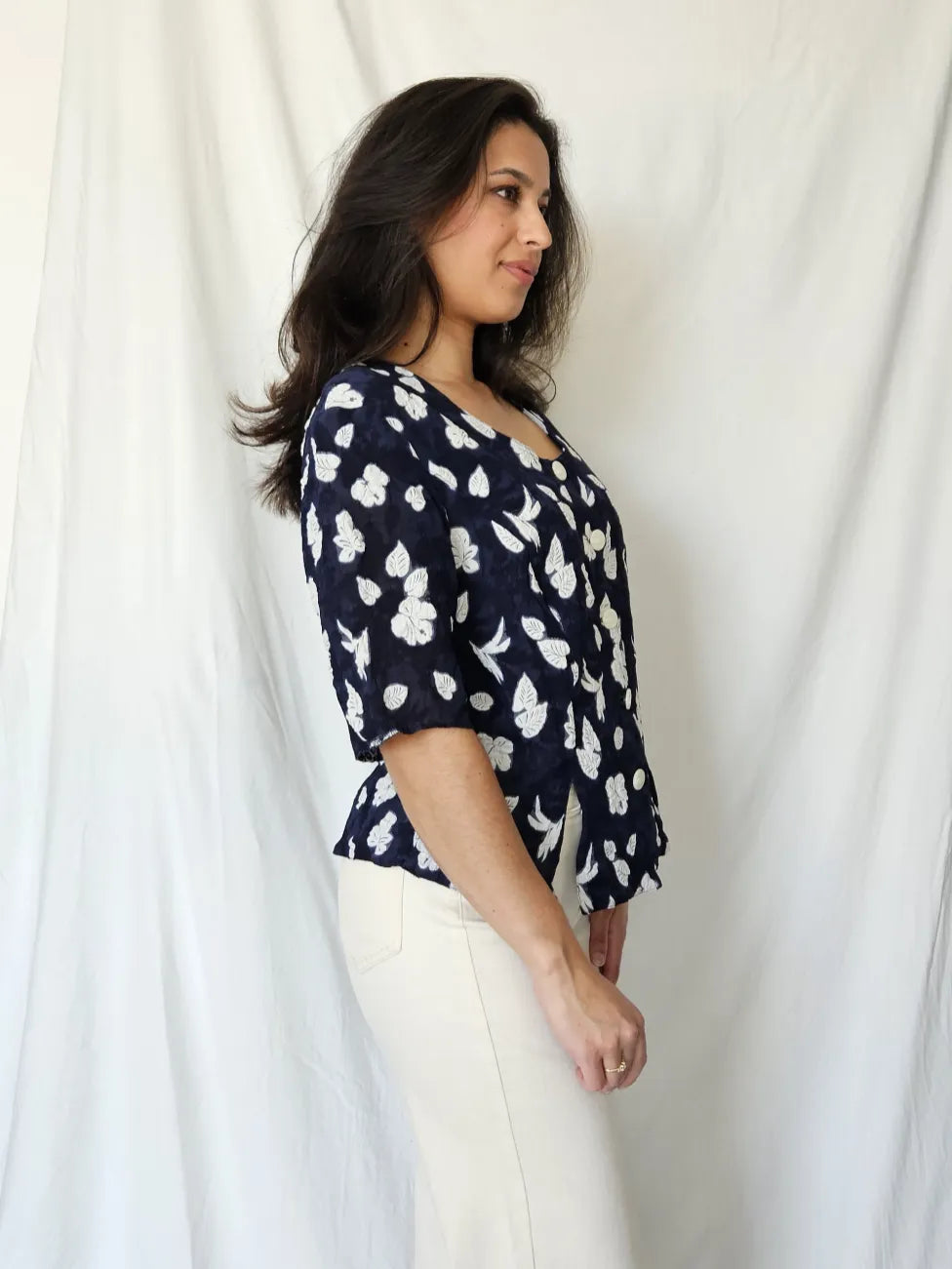 Donkerblauwe vintage top met witte bloemen | M