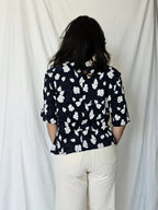 Donkerblauwe vintage top met witte bloemen | M