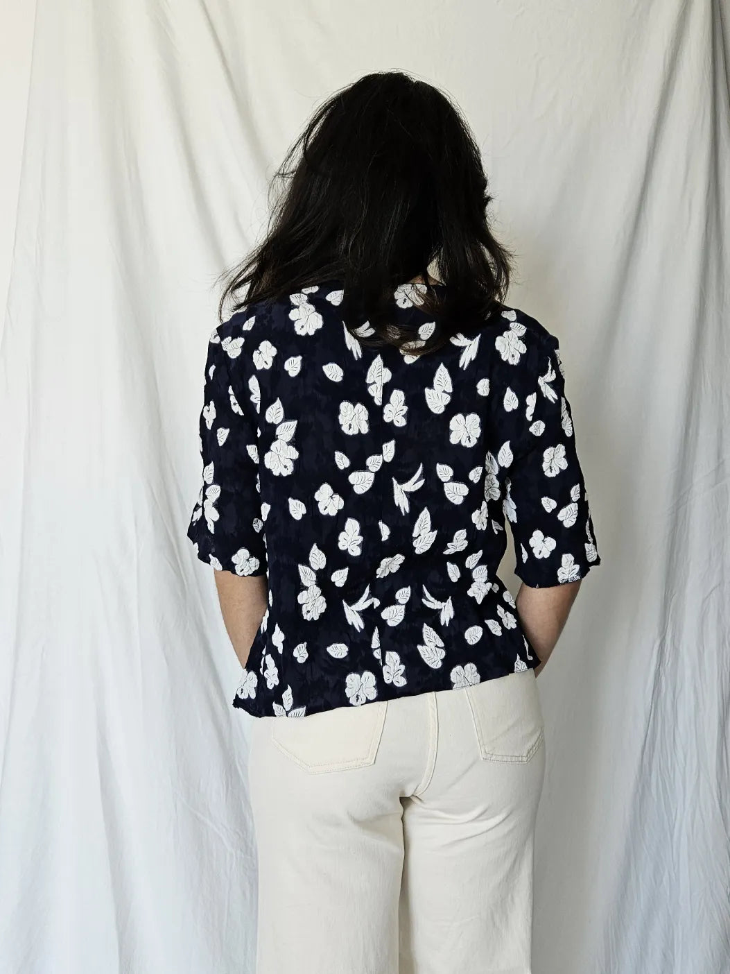 Donkerblauwe vintage top met witte bloemen | M