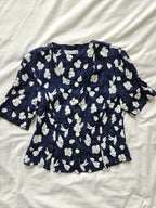 Donkerblauwe vintage top met witte bloemen | M