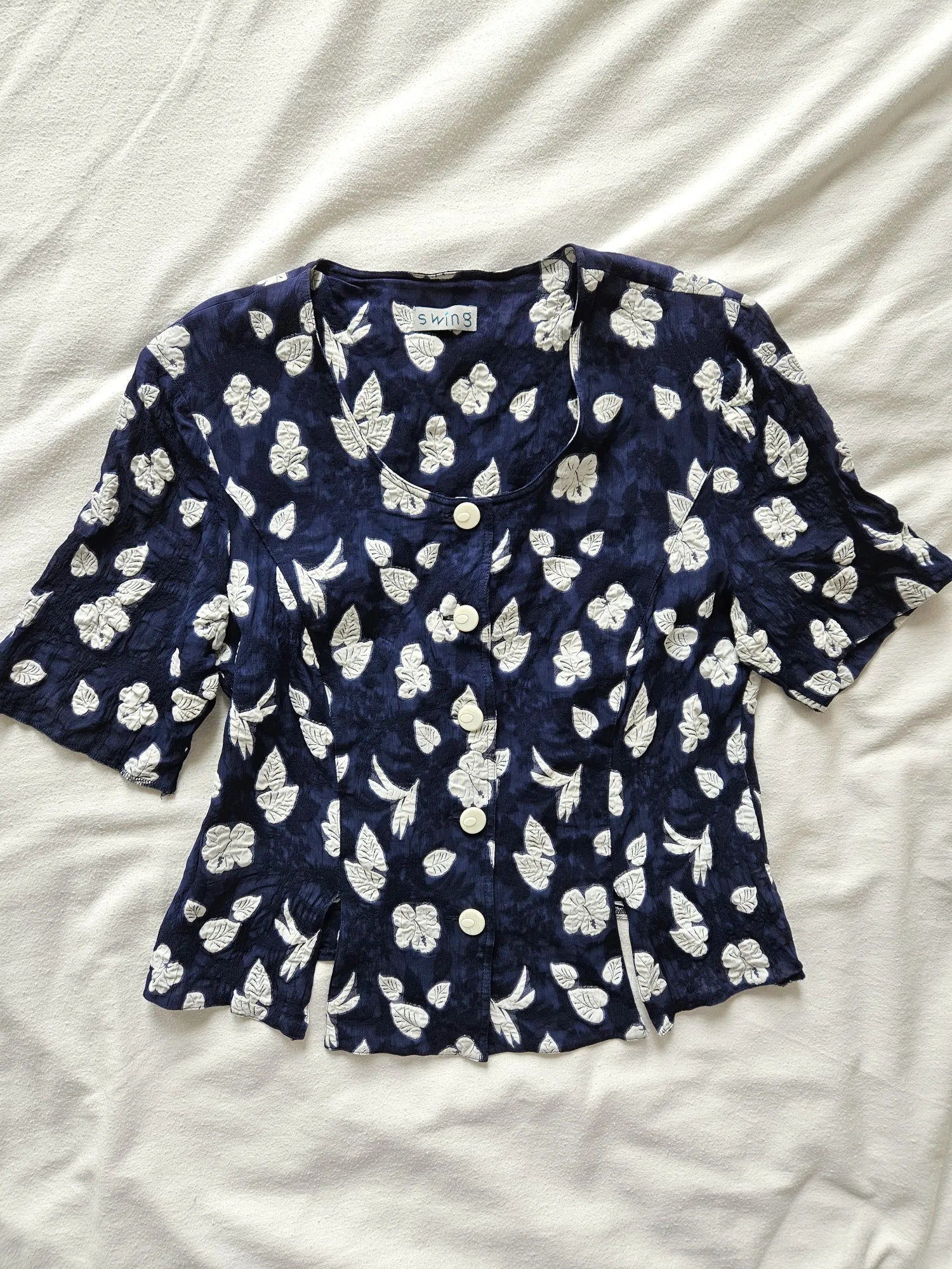 Donkerblauwe vintage top met witte bloemen | M