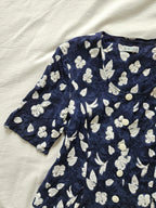 Donkerblauwe vintage top met witte bloemen | M