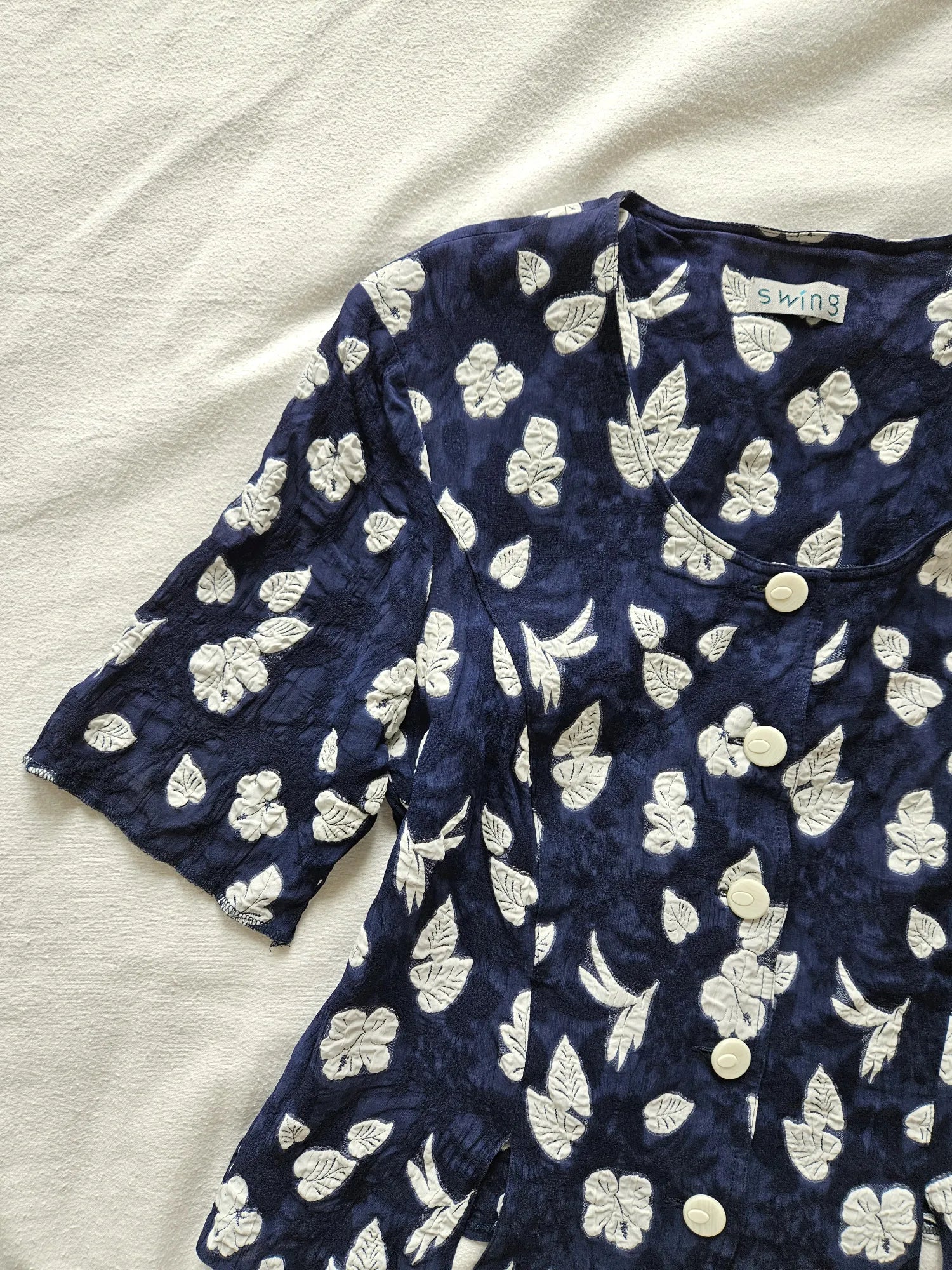 Donkerblauwe vintage top met witte bloemen | M