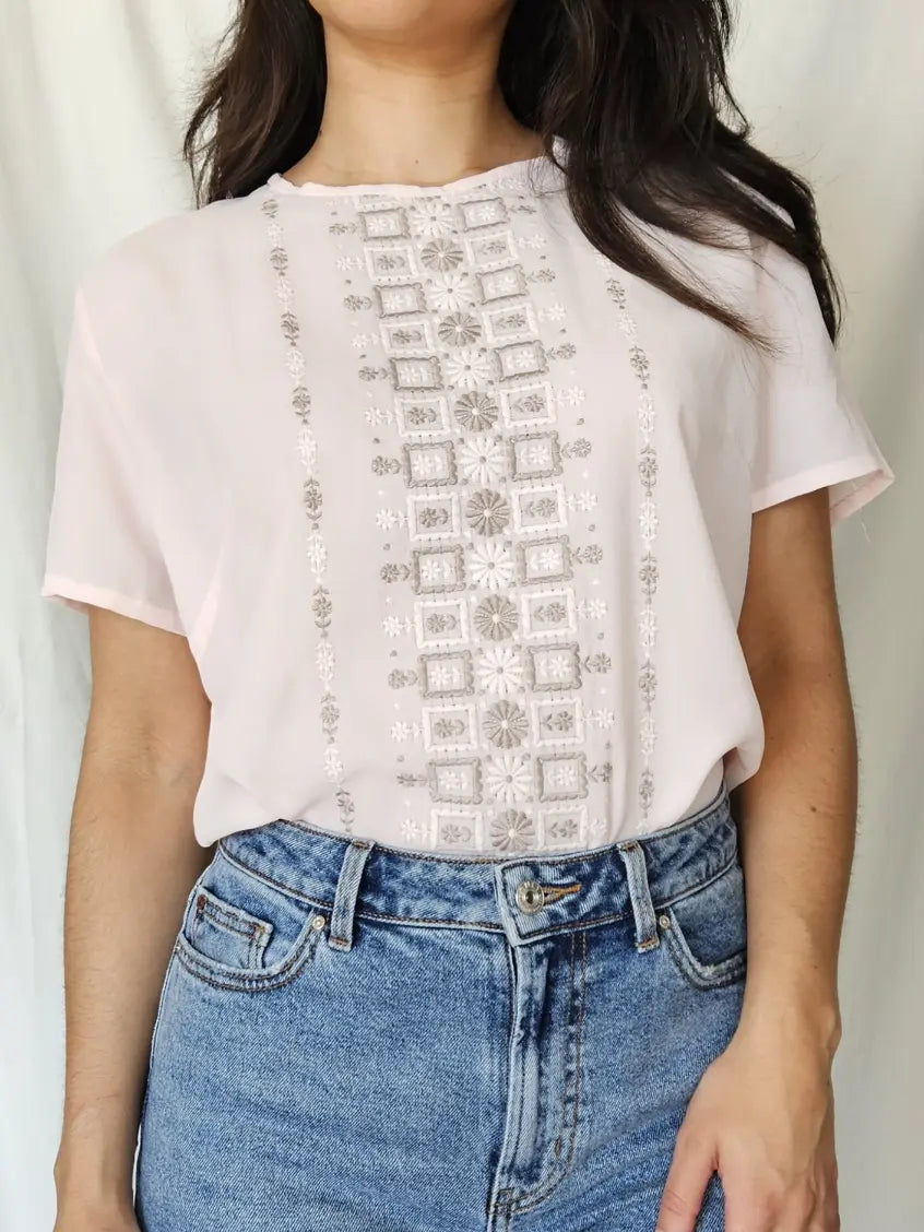 Lichtroze vintage top met borduursels | L