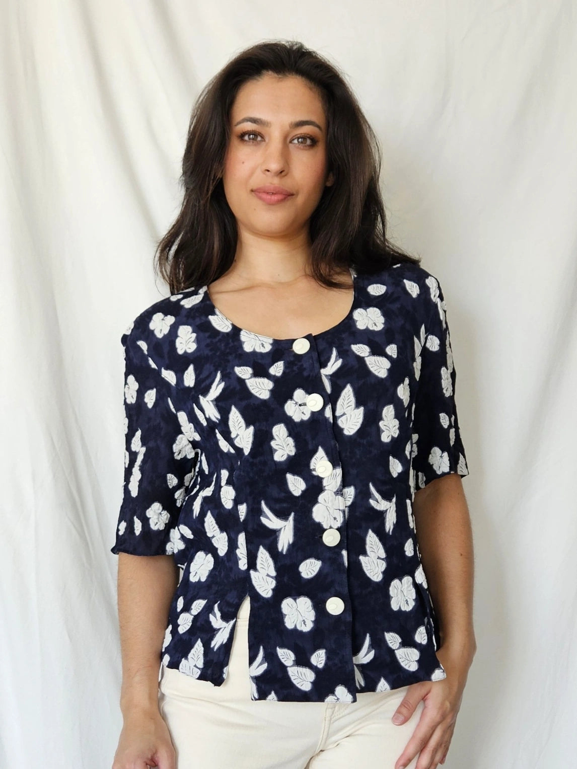 Donkerblauwe vintage top met witte bloemen | M