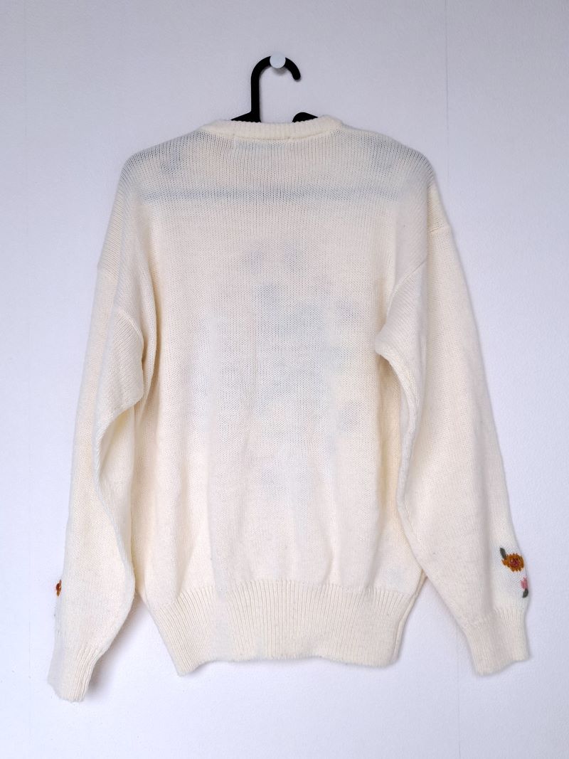 witte trui met geborduurde bloemen