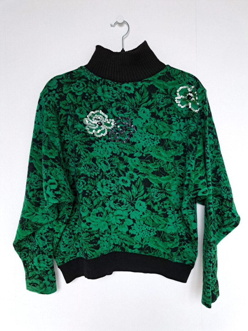 groene trui met bloemenprint