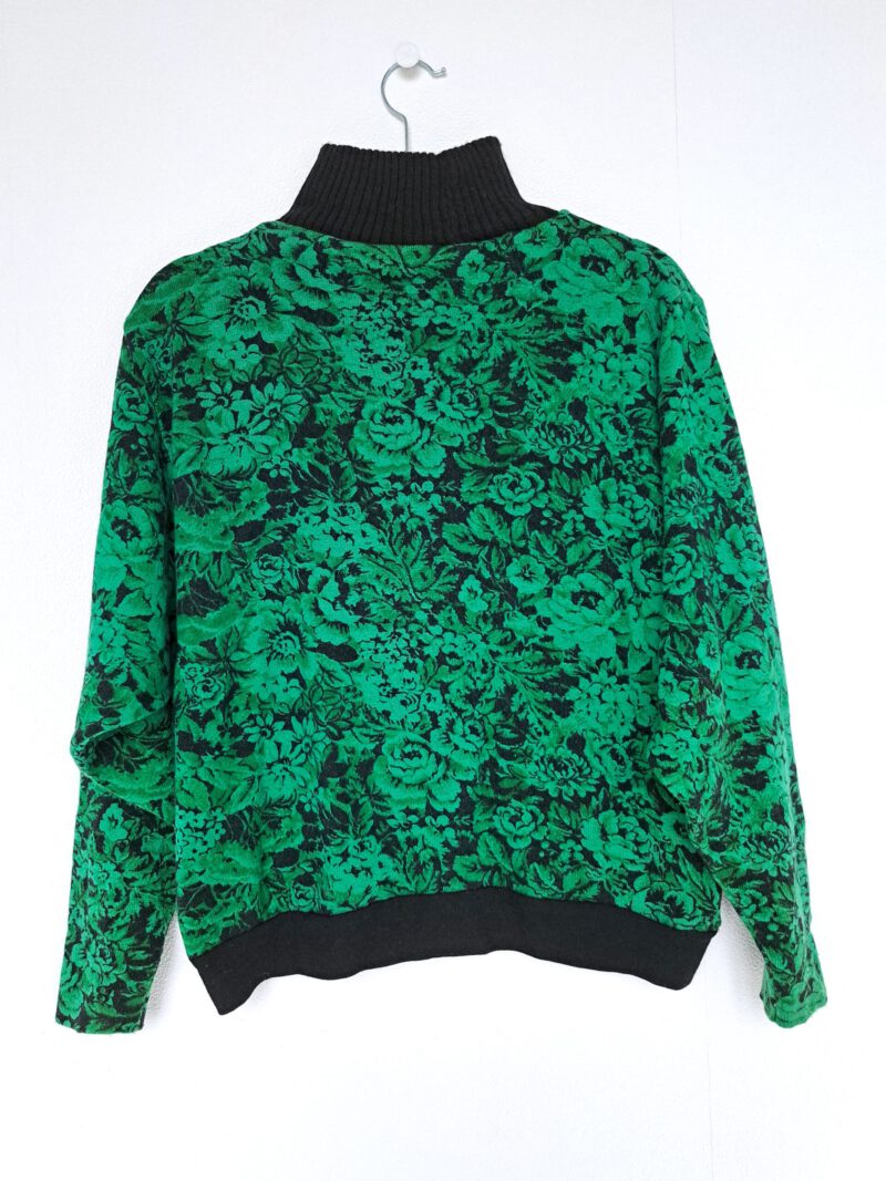 groene trui met bloemenprint