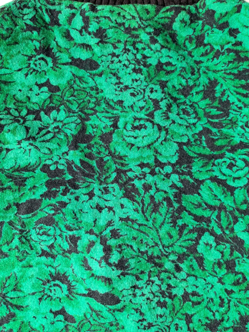 groene stof met bloemen
