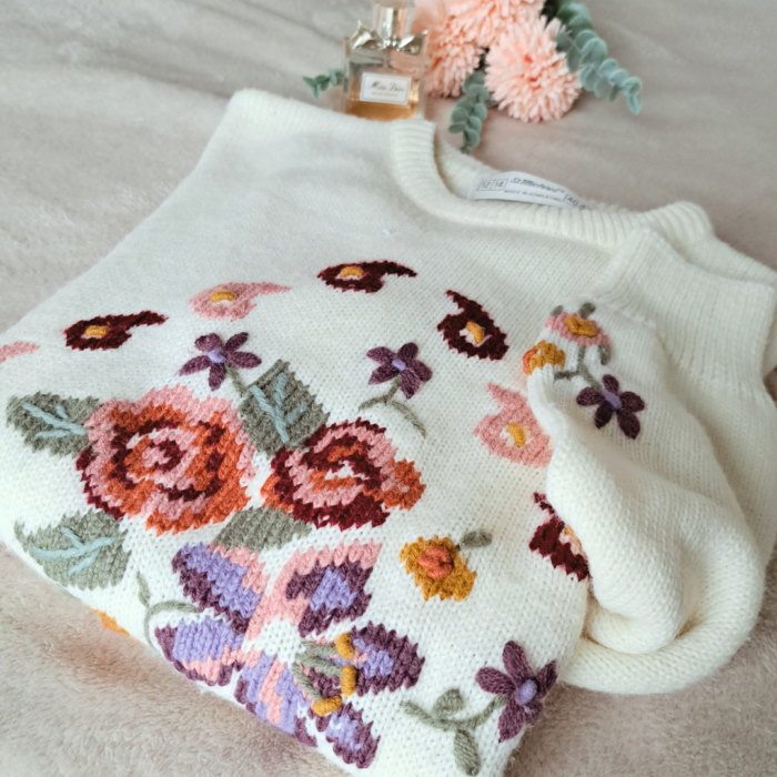 witte trui met bloemen