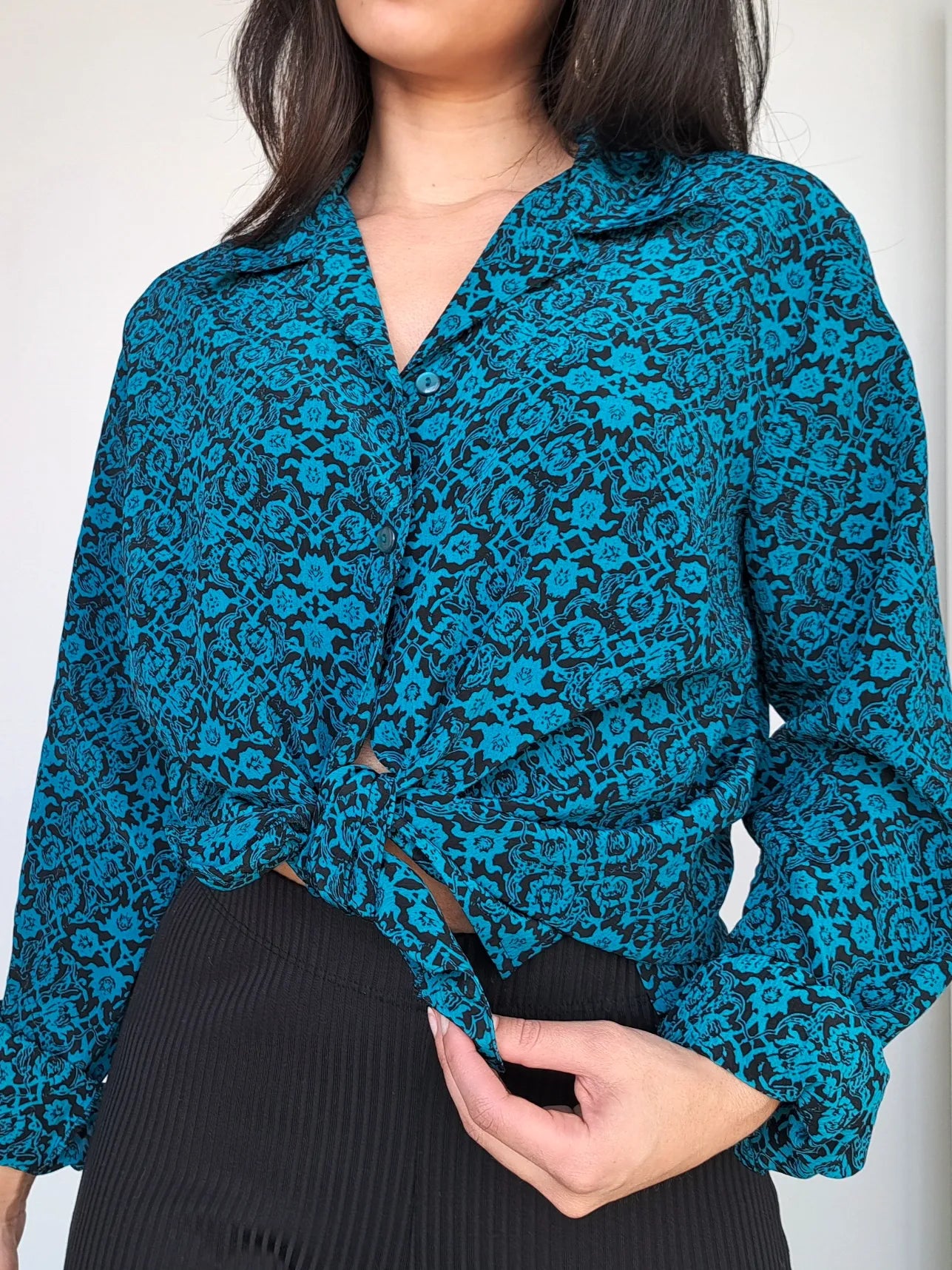 blouse met donkerblauwe print