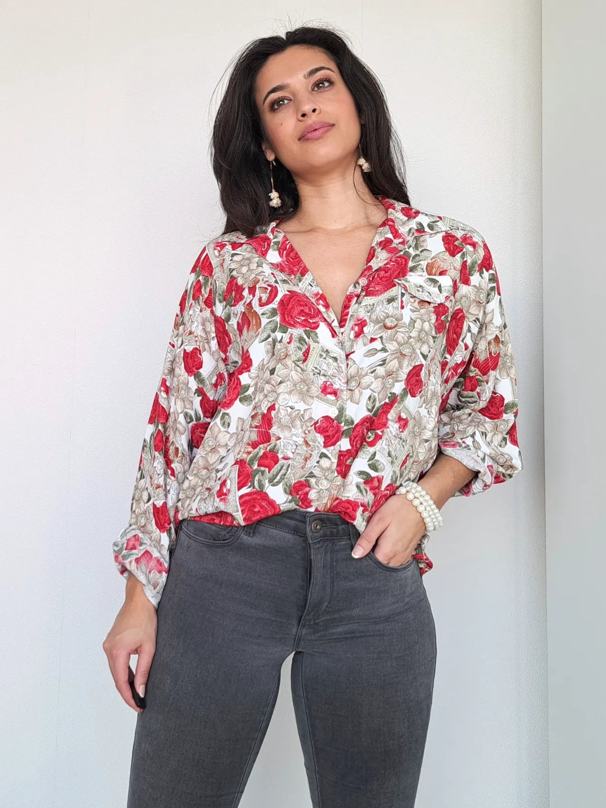 vintage blouse met rode bloemen opdruk
