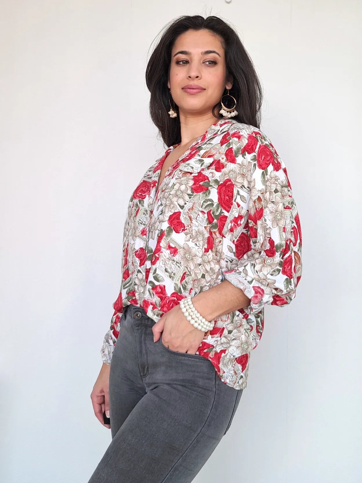 vintage blouse met rode bloemen opdruk