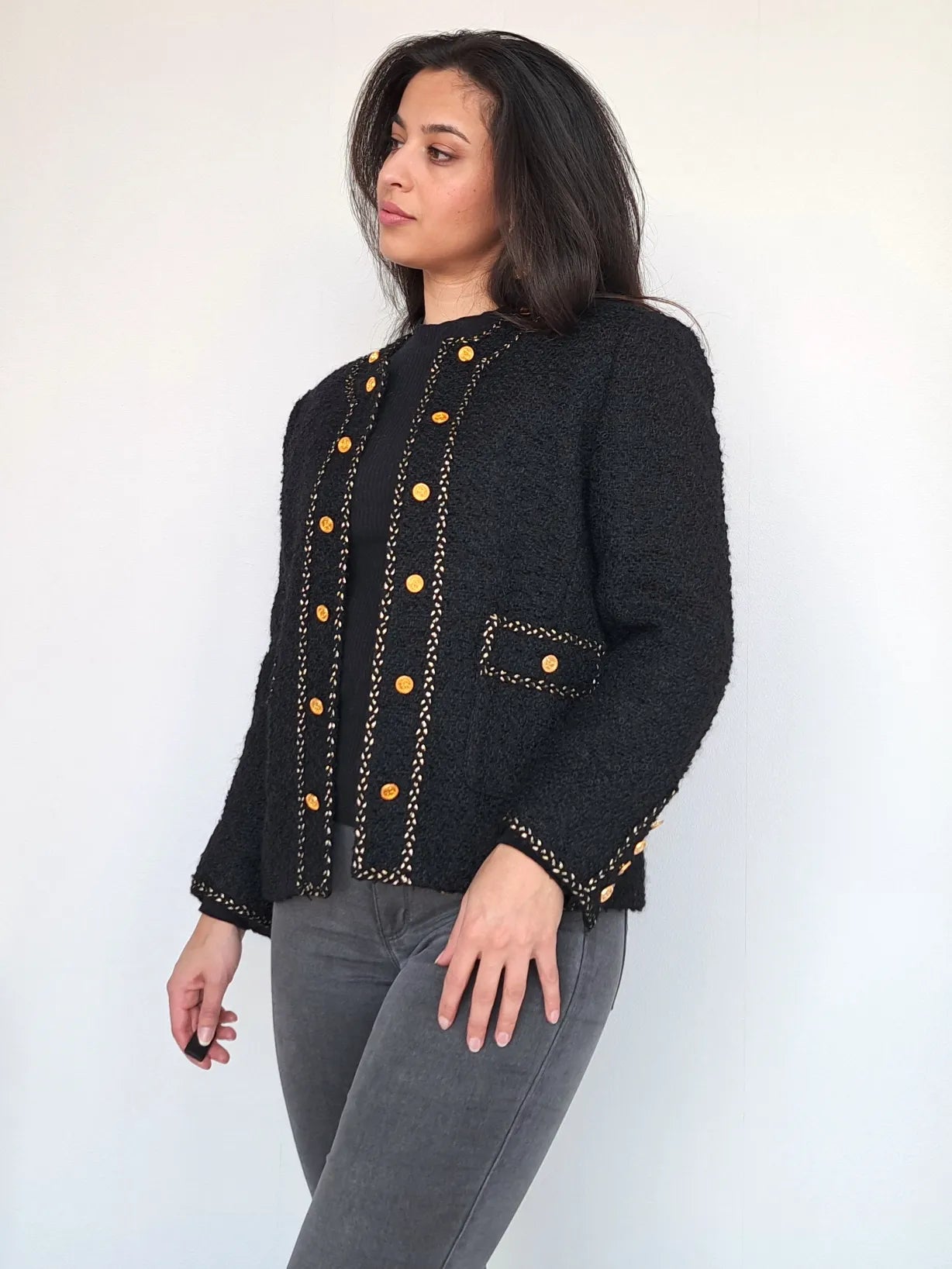 zwart gebreid vintage jasje met gouden knopen