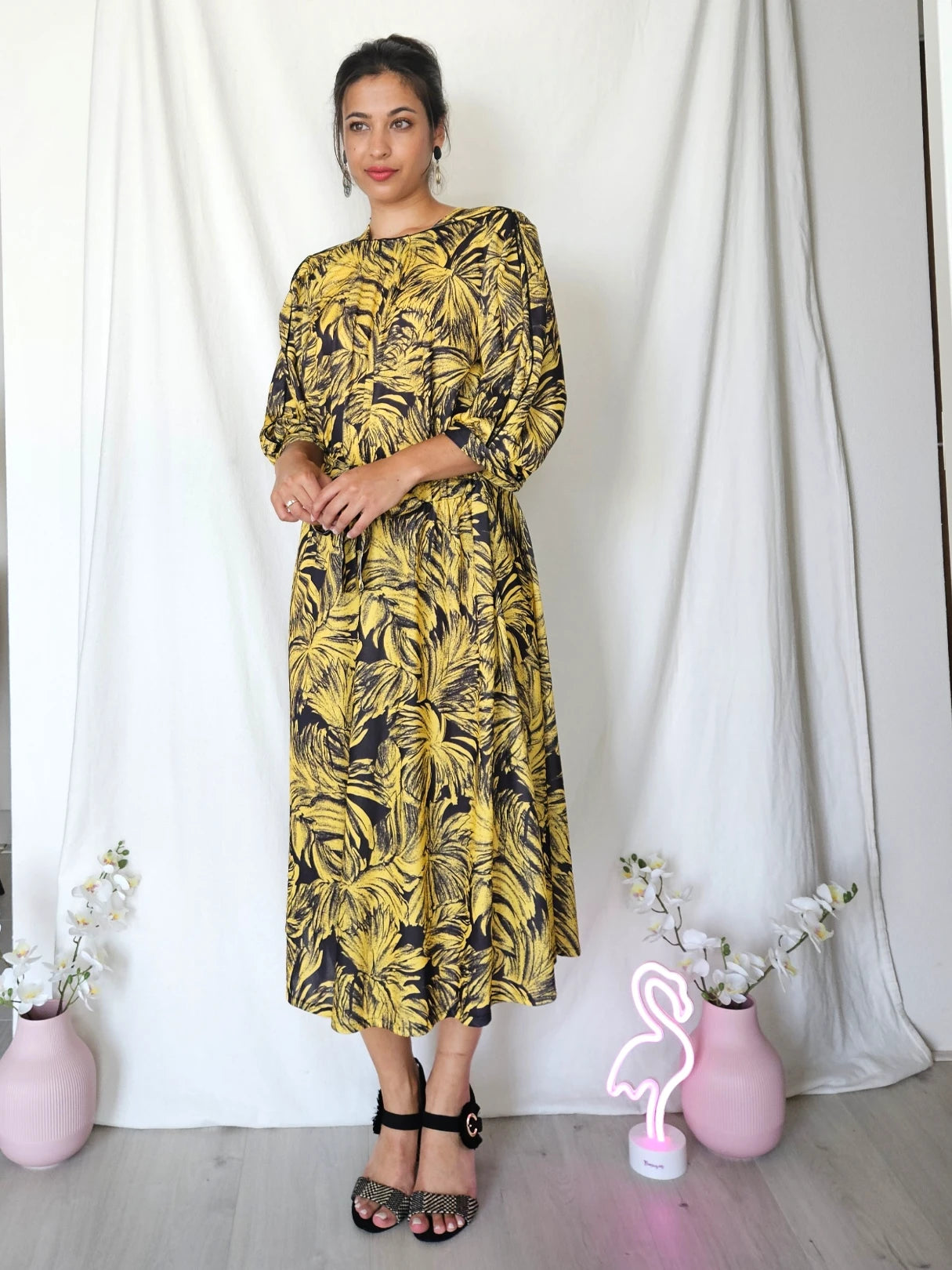 Zwierige gele vintage jurk met zwart patroon | L